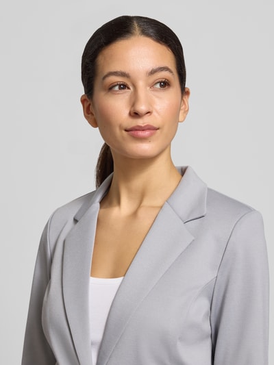Frauenmodel trägt Blazer mit Reverskragen Modell 'KATE' von ICHI in Hellgrau, Material-Mix, Nahaufnahme Oberkörper, Regular Fit, Paspeltaschen