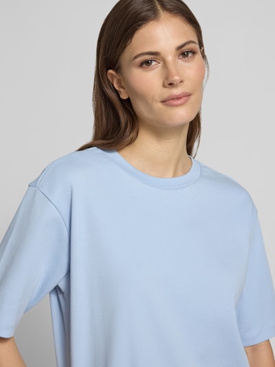 Modelka kobieca nosi T-Shirt mit Rundhalsausschnitt von JAKE*S STUDIO WOMAN, bawełna, krój relaxed fit, niebieski, zbliżenie górnej części ciała.