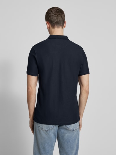 Mężczyzna nosi Regular Fit Poloshirt mit Logo-Stitching Modell 'Performance' von Lerros z mieszanki bawełny, krótki rękaw, długość tyłu 72 cm w rozmiarze M, widok całej sylwetki z tyłu