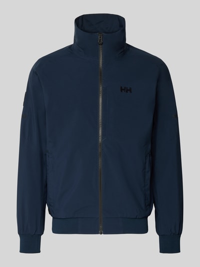Produktfoto, dunkelblaue Bomberjacke mit Stehkragen Modell 'RACING' von Helly Hansen, Reißverschluss, Logo-Print, seitliche Taschen, glatte Textur