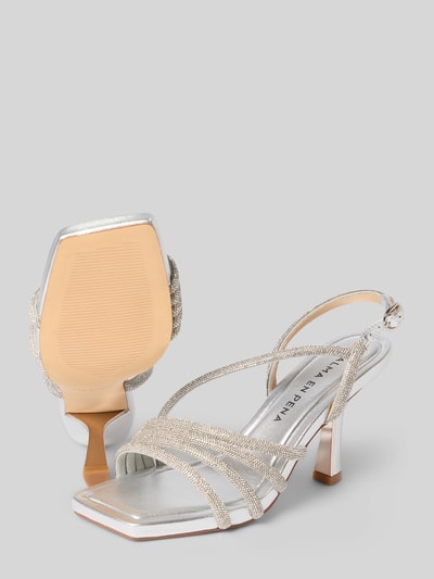 Produktfoto, Sandalette mit Ziersteinbesatz von ALMA EN PENA, metallic, Pfennigabsatz, Riemen mit Dornschließe, Absatzhöhe: 10 cm, Schaftweite: 6 cm, Größe 40, offene Sandalen-Form, silber, glänzende Textur, glänzende Ziersteine und Metallic-Effekte auf den Riemen, Detailansicht