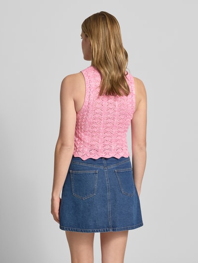 Frauenmodel trägt Stricktop mit Rundhalsausschnitt Modell 'ZURI' von JJXX aus Reine Baumwolle in Rosa, Körpernaher-Schnitt, Rückenlänge bei Größe S: 45 cm, Ganzkörperansicht Rückansicht.