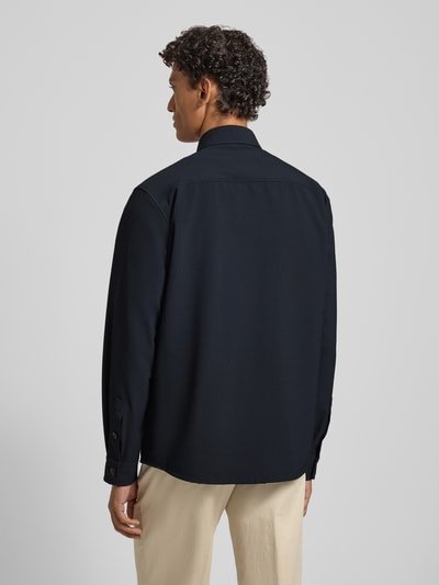 Männermodel trägt Modern Fit Overshirt mit Brusttasche Modell 'Kalan' von JOOP! Collection, schwarz, Material-Mix, Ganzkörperansicht Rückansicht.