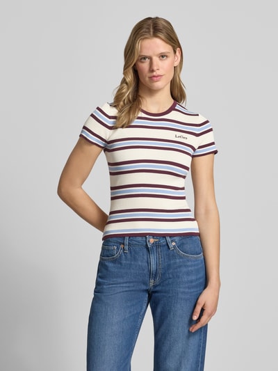 Modelka nosi T-Shirt mit Logo-Stitching Modell 'Danielle' von LeGer by Lena Gercke, biało-bordowo-granatowe paski, krój slim fit, cienki prążkowany materiał, okrągły dekolt, viskoza, zbliżenie na górną część sylwetki, widok z przodu.