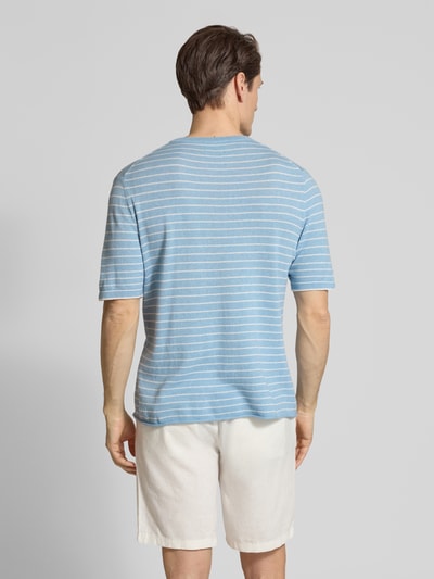 Männermodel trägt lichtblauw-wit gestreept T-shirt in tricotlook met kasjmier van FTC Cashmere, mix van katoen en lyocell, recht model, halflange mouwen, ruglengte maat 50 ca. 65 cm, Ganzkörperansicht Rückansicht.