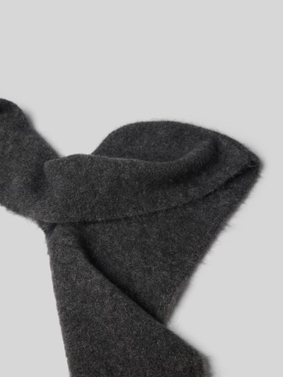 Produktfoto, Schal in Strick-Optik von MYON mit rechteckiger Passform, ausgefranstem Design, gerippten Abschlüssen in Dunkelgrau, weiche Textur, Kontext: Damen Schal, Breite 18 cm, Länge 60 cm.