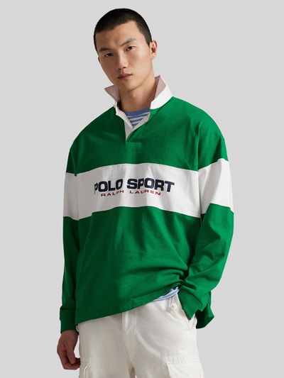 Männermodel trägt Regular Fit Poloshirt aus reiner Baumwolle von Polo Ralph Lauren, grün-weiß, Label-Schriftzug, Ganzkörperansicht von vorne.