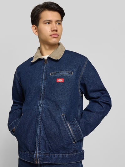Männermodel trägt Jeansjacke mit Label-Detail und Reißverschluss von Dickies aus Reine Baumwolle, Regular-Fit, Nahaufnahme Oberkörper.
