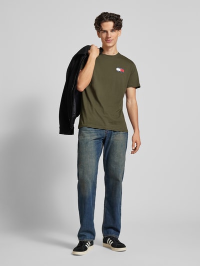 Tommy Jeans Slim Fit T-Shirt mit Label-Print Modell 'ESSENTIAL' Oliv 1