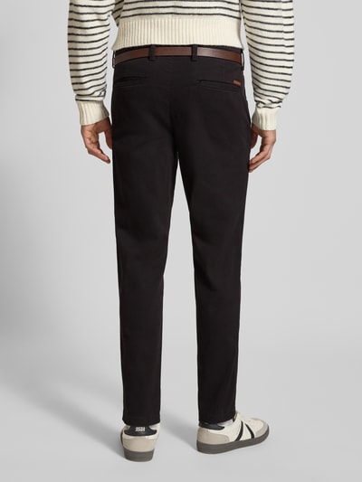 Männermodel trägt Slim Fit Stoffhose mit abnehmbarem Gürtel Modell 'Marco' von JACK & JONES, Baumwoll-Mix, Gesäßtaschen, Ganzkörperansicht Rückansicht.