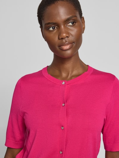 Frauenmodel trägt Strickjacke aus Viskose-Mix mit 1/2-Arm von Milano Italy in Pink, Regular Fit, mit Rundhalsausschnitt und Knopfleiste, Nahaufnahme Oberkörper.