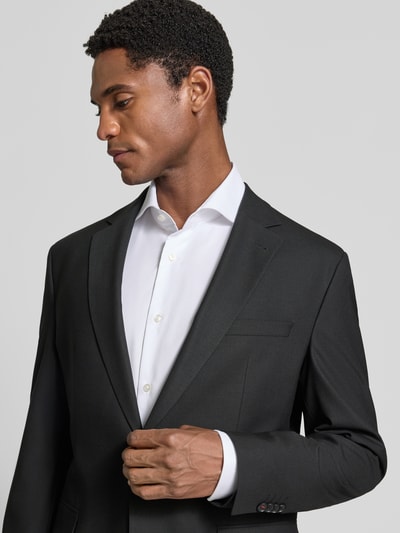 Männermodel trägt Regular Fit Sakko mit Schurwoll-Anteil Modell 'Totti' von CINQUE, Schwarz, elastischer Stoff, Nahaufnahme Oberkörper.