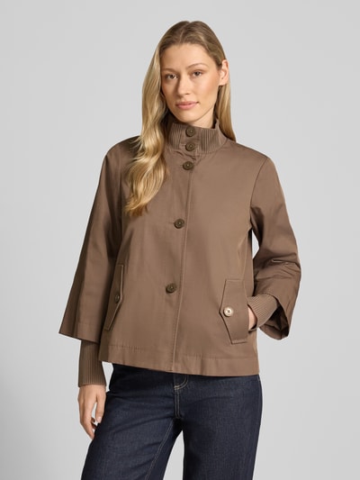 Frauenmodel trägt Regular Fit Jacke aus Baumwoll-Mix von s.Oliver BLACK LABEL, Optik: Unifarben, Stehkragen, Langarm, Pattentaschen, Logo-Applikation, Rückenpasse mit Kellerfalte, Ärmelabschluss: Gerippt, lange Stormcuffs, Material: Baumwoll-Mix, Ganzkörperansicht von vorne.