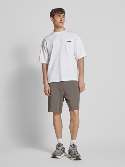 REVIEW Relaxed Fit Sweatshorts mit Label-Stitching Dunkelgrau 1