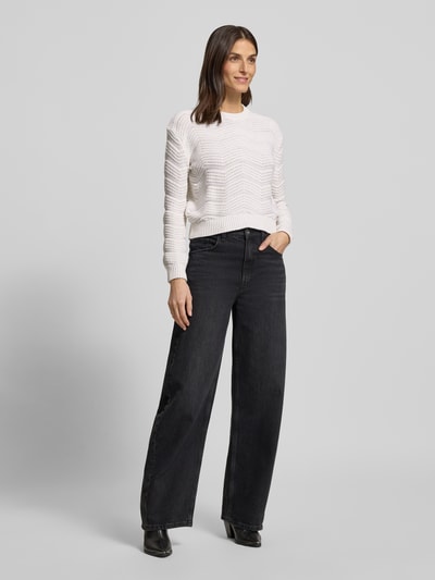 Frauenmodel trägt Strickpullover mit gerippten Abschlüssen von Guess in Weiß, lockerer Schnitt, Baumwoll-Mix, Ganzkörperansicht von vorne.