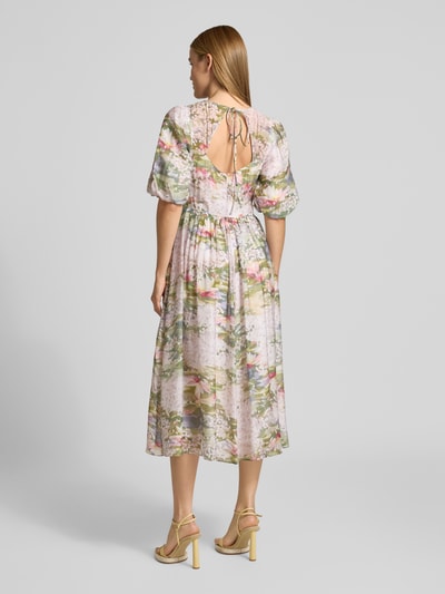 Modelka nosi Midikleid mit Puffärmeln Modell 'JONORA' od Ted Baker, lyocellowa mieszanka, krój taliowany, kolorowe kwiatowe wzory, długość midi, okrągły dekolt, bufiaste rękawy, wycięcie i wiązanie z tyłu, zamek z tyłu, długość pleców w rozmiarze 36: 103 cm, szerokość w rozmiarze 36: 37 cm, długość rękawa w rozmiarze 36: 33 cm, widok całej sylwetki z tyłu.