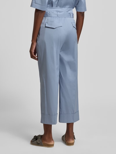 Vrouwenmodel draagt Culotte met riem en steekzakken van Windsor in lichtblauw katoenmix met stretch, wide leg fit, kleppen, omslag, ganzebody achteraanzicht.