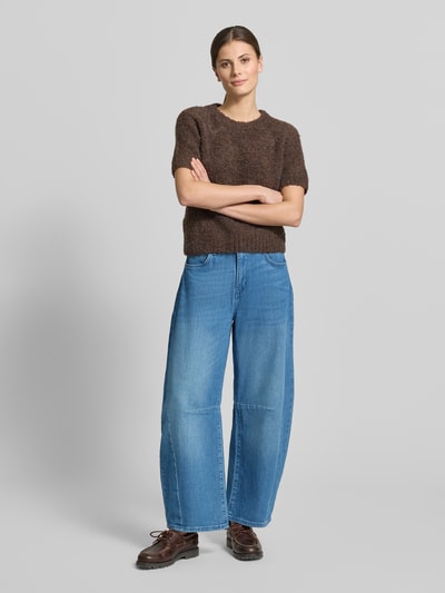 Modelka nosi Jeans mit 5-Pocket-Design Modell 'DAKOTA' od MAC, bawełna z elastanem, luźny krój, niebieskie odcienie, szerokie nogawki, szerokość w rozmiarze 36: 39 cm, długość nogawki 65 cm, widok całej sylwetki z przodu.