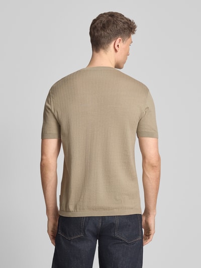 Männermodel trägt Strickshirt mit Rundhalsausschnitt von ARMANI EXCHANGE, Reine Baumwolle, Slim-Fit, sandfarben, Rückenlänge 69 cm, Ganzkörperansicht Rückansicht.