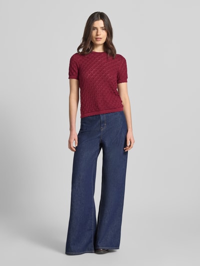 Frauenmodel trägt Strickshirt mit Lochstickerei von Jake*s Collection in Dunkelrot, Baumwoll-Mix, Gerader-Schnitt, Rundhalsausschnitt, 1/2-Arm, Ganzkörperansicht von vorne.