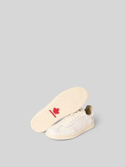 Produktfoto, Sneaker mit Schnürverschluss von Dsquared2 für Herren in Creme mit Label-Detail, abgerundete Spitze und strukturierter Sohle, Absatzhöhe 3 cm, Schafthöhe 8 cm, rote Ahornblatt-Verzierung auf der Sohle.