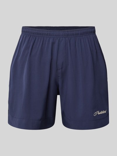 Produktfoto, Badehose mit Label-Stitching und elastischem Bund von PROHIBITED in Dunkelblau, Regular-Fit, glatte Textur, Herren Bademode