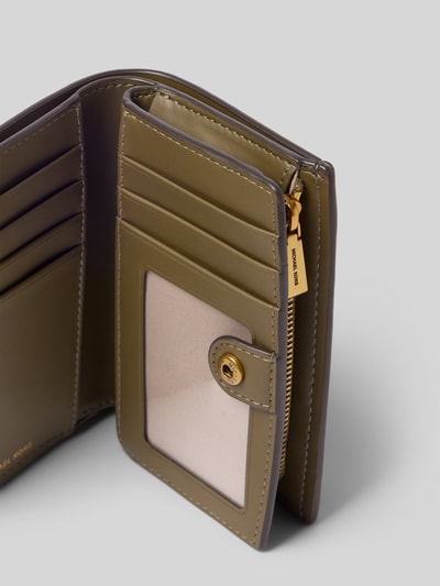 Produktfoto, Portemonnaie aus echtem Leder von MICHAEL Michael Kors in Olive mit Logo-Prägung, Münzfach mit Reißverschluss, Steck-, Karten- und Scheinfächern sowie Label-Detail in metallic.