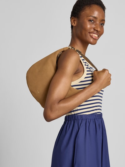 Frauenmodel trägt Hobo Bag aus echtem Leder Modell 'NANA' von Abro in Beige, abnehmbarer Schulterriemen, Nahaufnahme Oberkörper. Hauptfach und Innenfach mit Reißverschluss, Henkel kurz, Maße: 28x28x5 cm, Schulterriemen 34 cm.