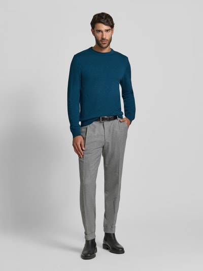 Männermodel trägt Strickpullover aus Baumwoll-Kaschmir-Mix mit Rundhalsausschnitt von MCNEAL, Herren Slim-Fit, blaue Struktur, Ganzkörperansicht von vorne. Rückenlänge bei Größe M: 66 cm, Ärmellänge bei Größe M: 66 cm.