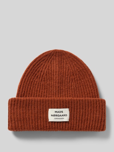 Produktfoto, roestbruine beanie met riblook, brede omslag en labelpatch, beanie uit wolmix Model 'Tosca Anju' van MADS NØRGAARD, dames, ribstructuur