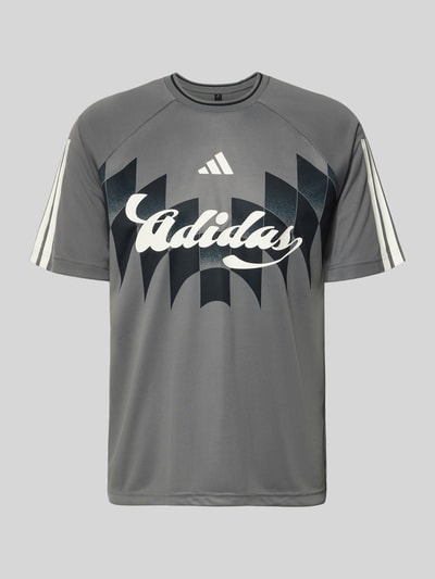 Produktfoto, Regular Fit T-Shirt mit Label Print von adidas, graues Herren T-Shirt mit Kontraststreifen, unifarben, kurzarm, glatte Textur