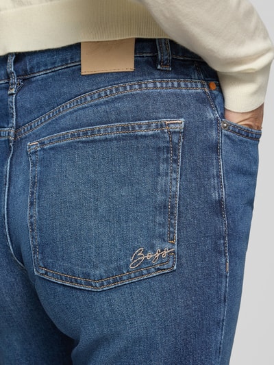 Frauenmodel trägt Regular Fit Bootcut-Jeans aus Baumwoll-Mix Modell 'C_ANGELA MR' von BOSS Orange in klassischer Jeans-Optik, Nahaufnahme Rückansicht.