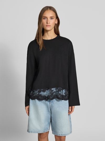 Vrouwenmodel draagt Regular fit shirt met lange mouwen van puur katoen model 'VIVVI' van ONLY in zwart, dames, voorkant geheel in beeld