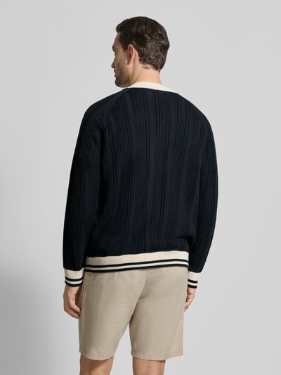 Männermodel trägt Cardigan mit V-Ausschnitt und Knopfleiste von PAUL SMITH, Reine Baumwolle, Regular-Fit, Rückansicht, Ganzkörperansicht.