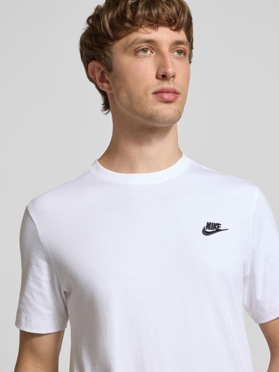Männermodel trägt Herren T-Shirt mit Label-Stitching von Nike, Reine Baumwolle, Regular-Fit, Rundhalsausschnitt, Nahaufnahme Oberkörper.