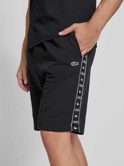 Lacoste Szorty z dzianiny dresowej o kroju regular fit z naszywką z logo Czarny 3