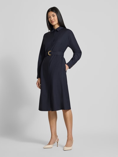 Frauenmodel trägt dunkelblaues, knielanges Tailliertes Freizeitkleid aus reiner Schurwolle Modell 'PAGELLA' von Max Mara Studio, glatte Textur, Ganzkörperansicht von vorne.