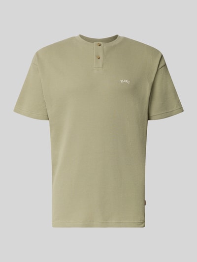 Produktfoto, Henley-Shirt mit Strukturmuster und Label-Stitching von BLKVIS in Beige, Regular-Fit, Reine Baumwolle, Rundhalsausschnitt, Knopfleiste, Rückenlänge 72 cm in Größe M.