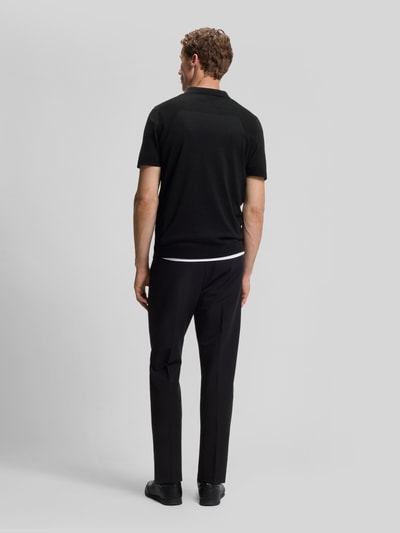Männermodel trägt Poloshirt mit Logo Detail von BOSS Green, Optik: Unifarben, Regular-Fit, Bodymapping-Struktur, Ganzkörperansicht Rückansicht.