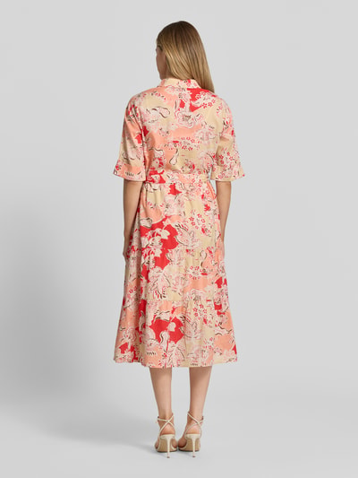 Frauenmodel trägt Hemdblusenkleid aus Reine Viskose Modell 'FALDINE' von Soyaconcept, florale Muster in Rot und Beige, Midikleid, Umlegekragen, Knopfleiste, Bindegürtel, 3/4-Arm, Taillierte Passform, Rückenlänge bei Größe S: 120 cm, Brustweite 48 cm, Ärmellänge 36 cm, Ganzkörperansicht Rückansicht