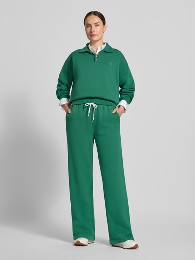 Frauenmodel trägt Wide Leg Sweathose aus Baumwoll-Mix mit Logo-Stitching von Polo Ralph Lauren in Grün, feine Textur, Ganzkörperansicht von vorne, Damen Sweathose von Polo Ralph Lauren.