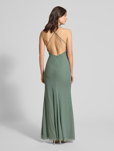Vrouwenmodel draagt Regular Fit Abendkleid mit Gehschlitz van Luxuar in semi-transparant groen met taillering en split, geheel van achteren.