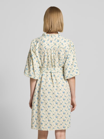 Frauenmodel trägt knielanges Kleid aus Leinen-Mix Modell 'Solfried' von MSCH Copenhagen mit Blumenmuster, Halbarm, Rüschenbesatz und Stehkragen, Leinen-Viskose-Anteil, taillierte Passform, Ganzkörperansicht Rückansicht.