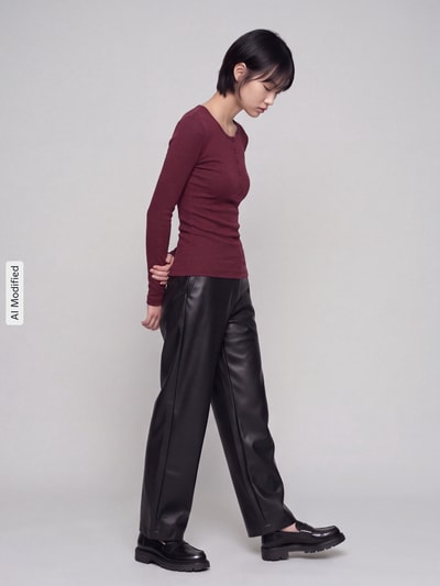 Frauenmodel trägt Langarmshirt mit kurzer Knopfleiste von S.OLIVER CASUAL in Uni-Bordeaux, Rippstruktur im Baumwollmix, Ganzkörperansicht Rückansicht, KI-modifiziertes Bild.