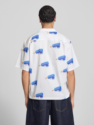 Männermodel trägt Relaxed Fit Freizeithemd aus reiner Baumwolle Modell 'ELIGINO' von Hugo Blue, Optik: Allover-Muster, Ganzkörperansicht Rückansicht.