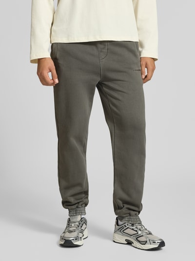 Mannelijk model draagt Straight Fit Sweatpants uit katoenmix met geborduurd logo, Steekzakken, elastische band, PEGADOR, Ganzkörperansicht von voren. Context: Heren sweatpants van katoenmix, straight fit, geborduurd logo, steekzakken, elastische band, elastische boorden, binnenbeenlengte bij maat M: 78 cm.