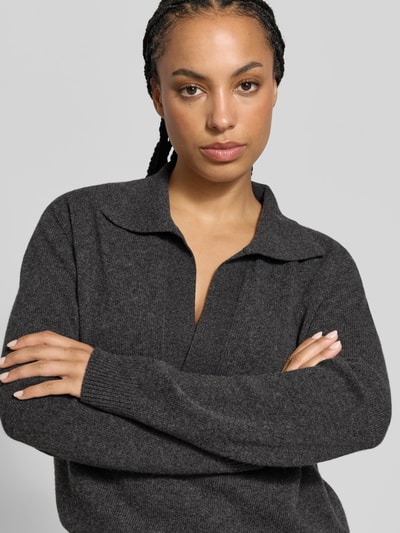 Frauenmodel trägt Relaxed Fit Pullover aus Woll-Mix von Victoria Beckham in Dunkelgrau, Strick-Optik, Umlegekragen, Nahaufnahme Oberkörper.