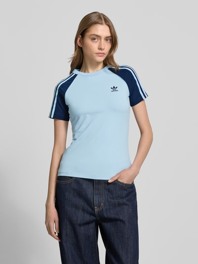 adidas Originals T-shirt z wyhaftowanym logo Błękitny 4