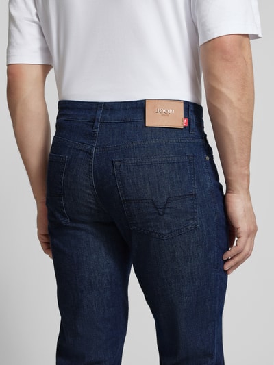 Männermodel trägt Modern Fit Jeans mit Eingrifftaschen Modell 'Mitch' von JOOP! Jeans, Baumwoll-Mix, Label-Detail, Ganzkörperansicht Rückansicht