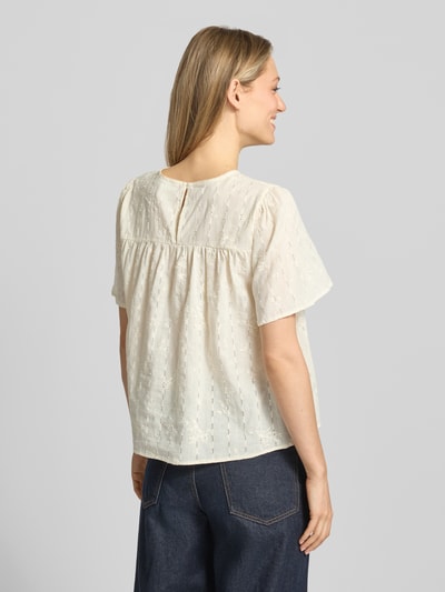 Modelka kobieca ma na sobie blusenshirt z bawełniano-wiskozowej mieszanki marki ICHI, model 'LANA' ze stitchings, krój regular fit, jasny kolor, tkanina o delikatnej fakturze, widoczne przeszycia, okrągły dekolt, długość pleców 54 cm, długość rękawa 25 cm w rozmiarze 36. Widok całej sylwetki z tyłu.